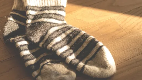 Dormir en chaussettes : un tue-l’amour qui aide à mieux dormir (Vidéo)